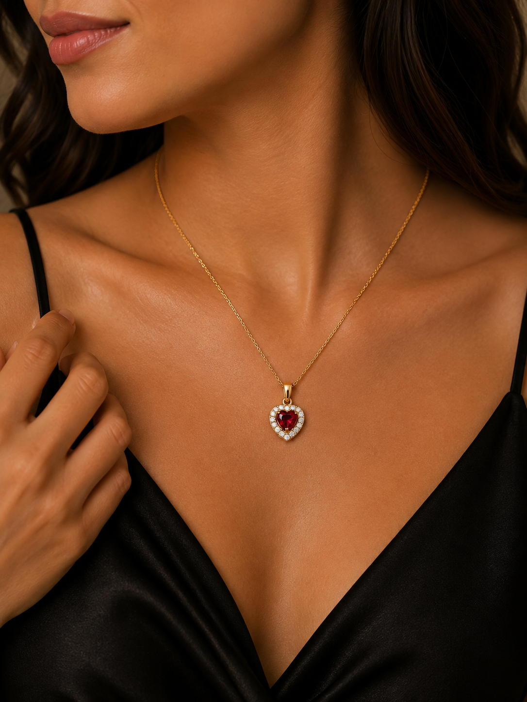 Collar dorado con piedra roja