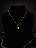 Collar dorado con piedra roja