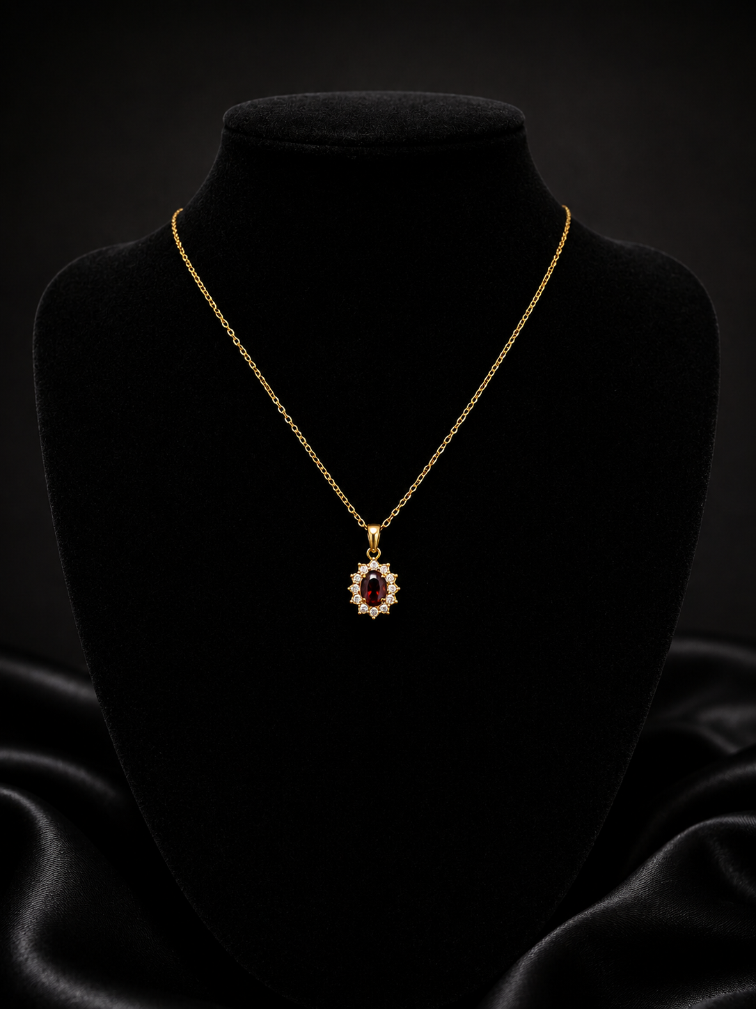 Collar dorado con piedra roja
