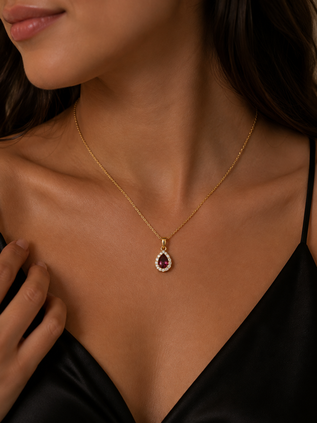Collar dorado con piedra roja