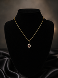 Collar dorado con piedra roja