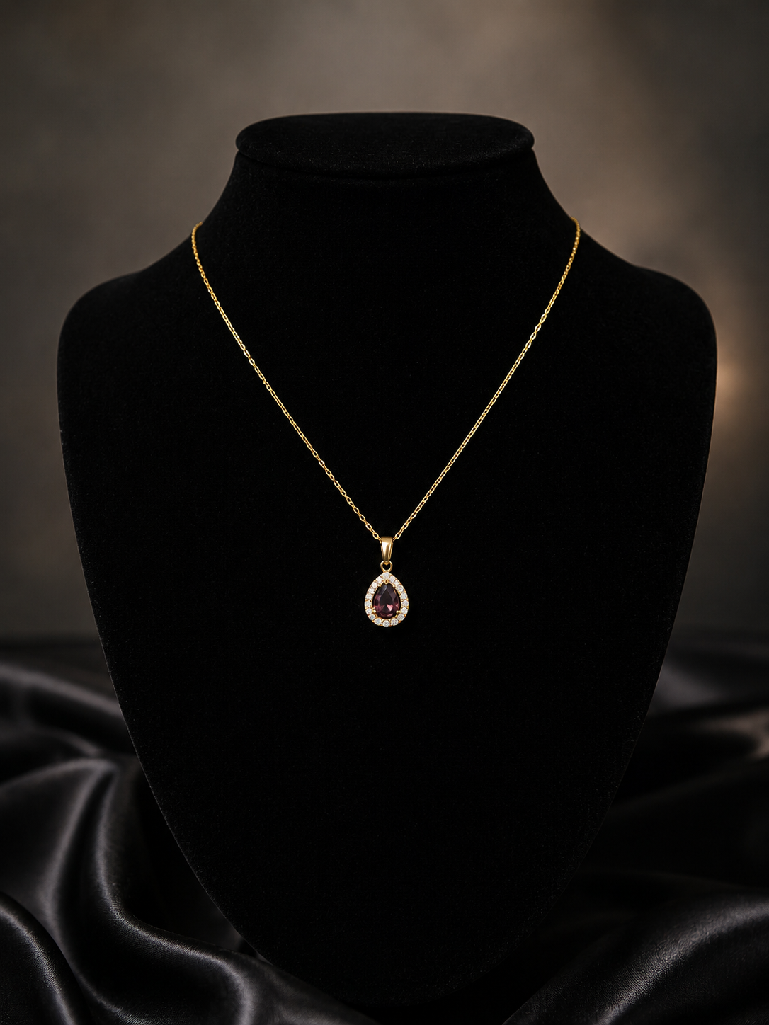 Collar dorado con piedra roja