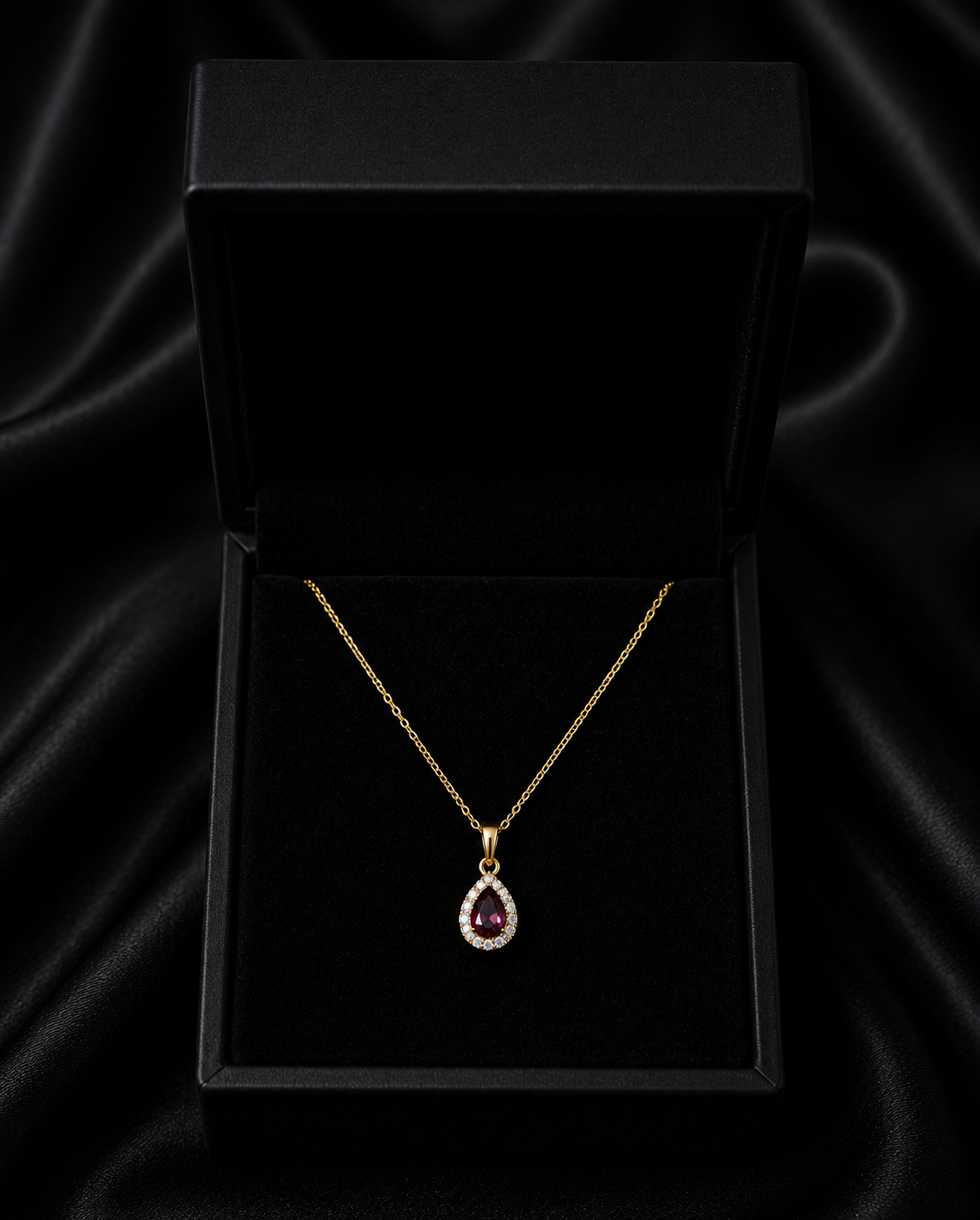 Collar dorado con piedra roja