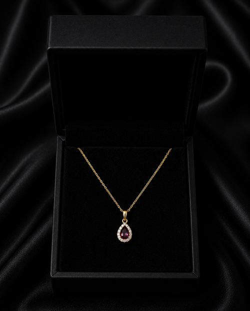 Collar dorado con piedra roja
