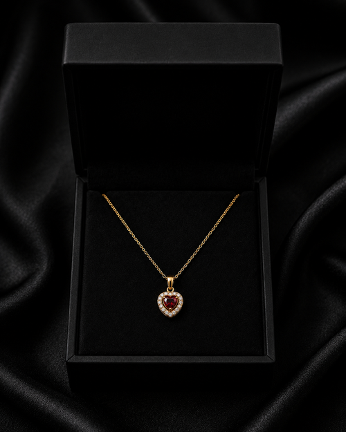 Collar dorado con piedra roja