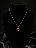 Collar dorado con piedra roja