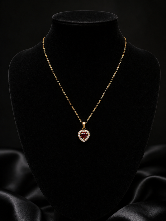 Collar dorado con circonita roja en forma de corazón