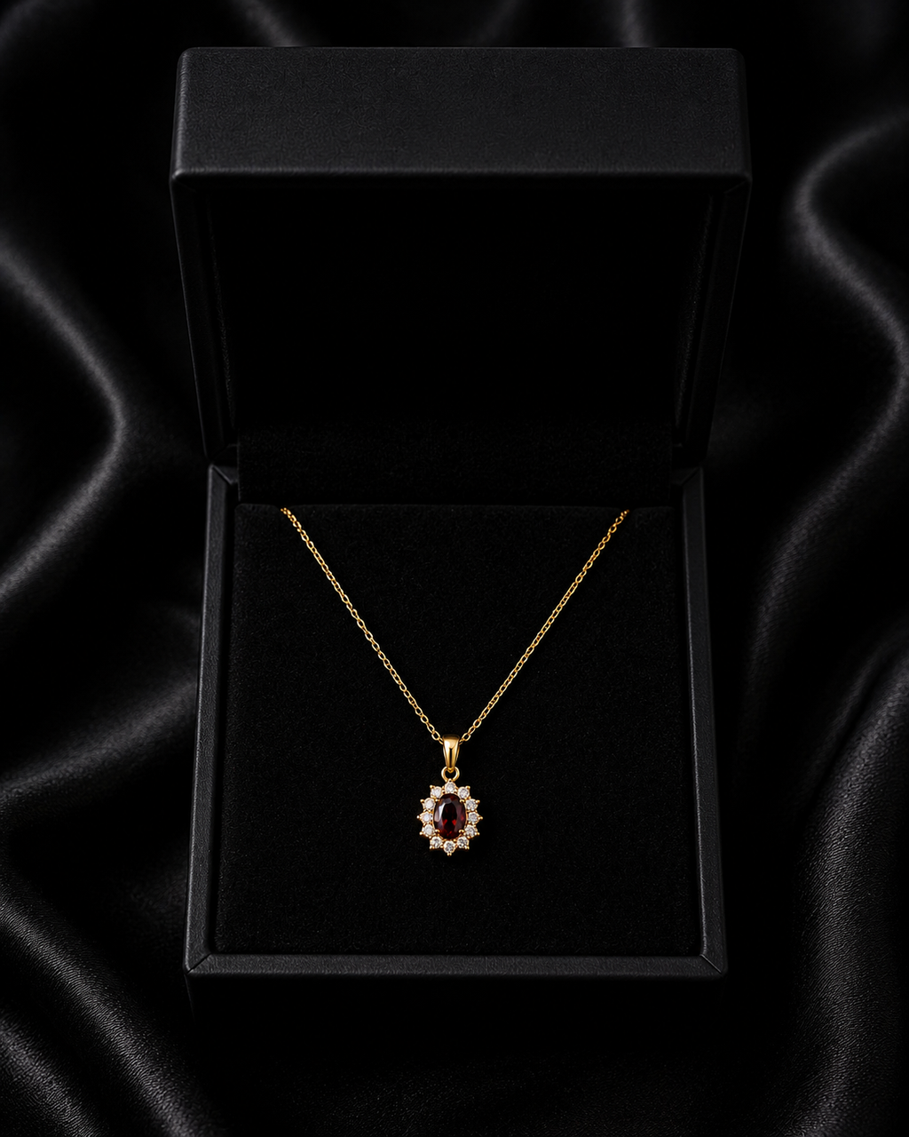 Collar dorado con piedra roja