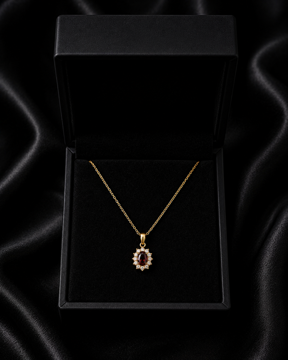 Collar dorado con piedra roja