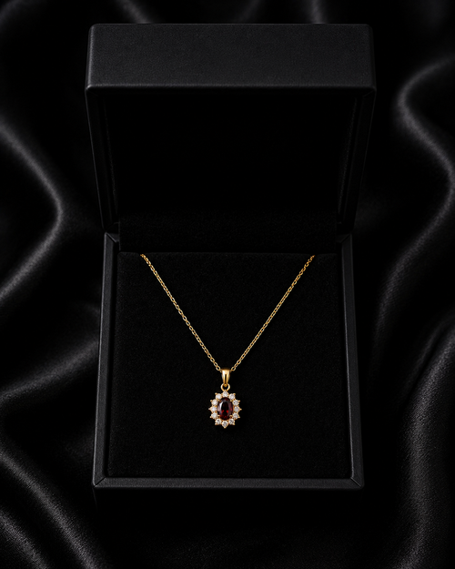 Collar dorado con piedra roja