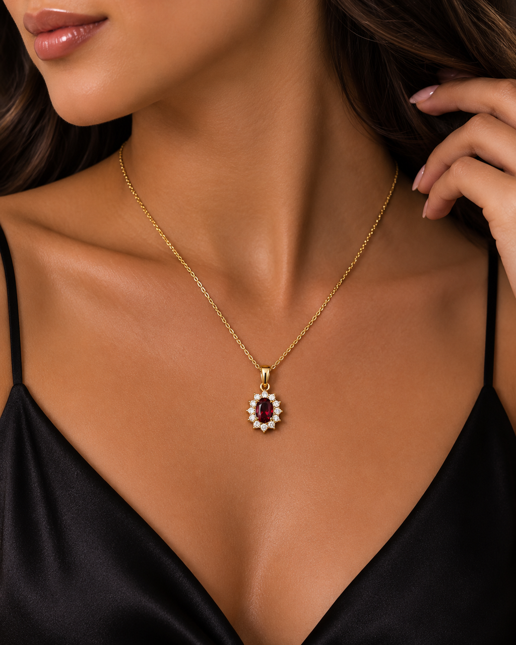Collar dorado con piedra roja